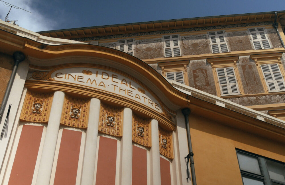 Façade-de-la-salle-de-cinéma-où-se-donnaient-les-séances-du-ciné-club-créé-par-Jean-Vigo_-dan